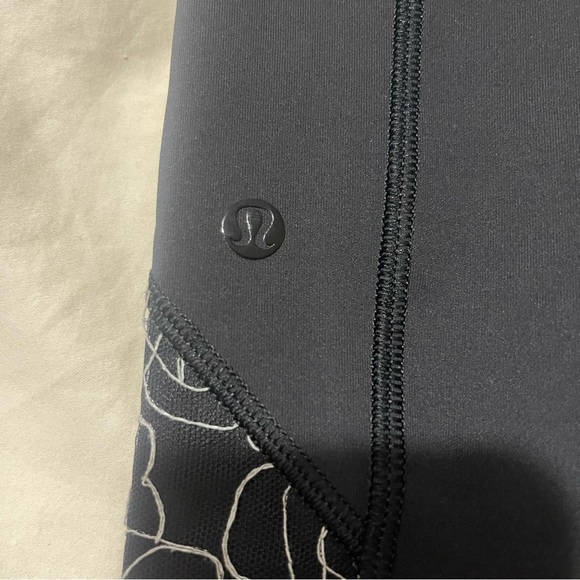 Lululemon Limited Edition Lucent Ice Queen Tight Size 6 - Picture 12 of 12